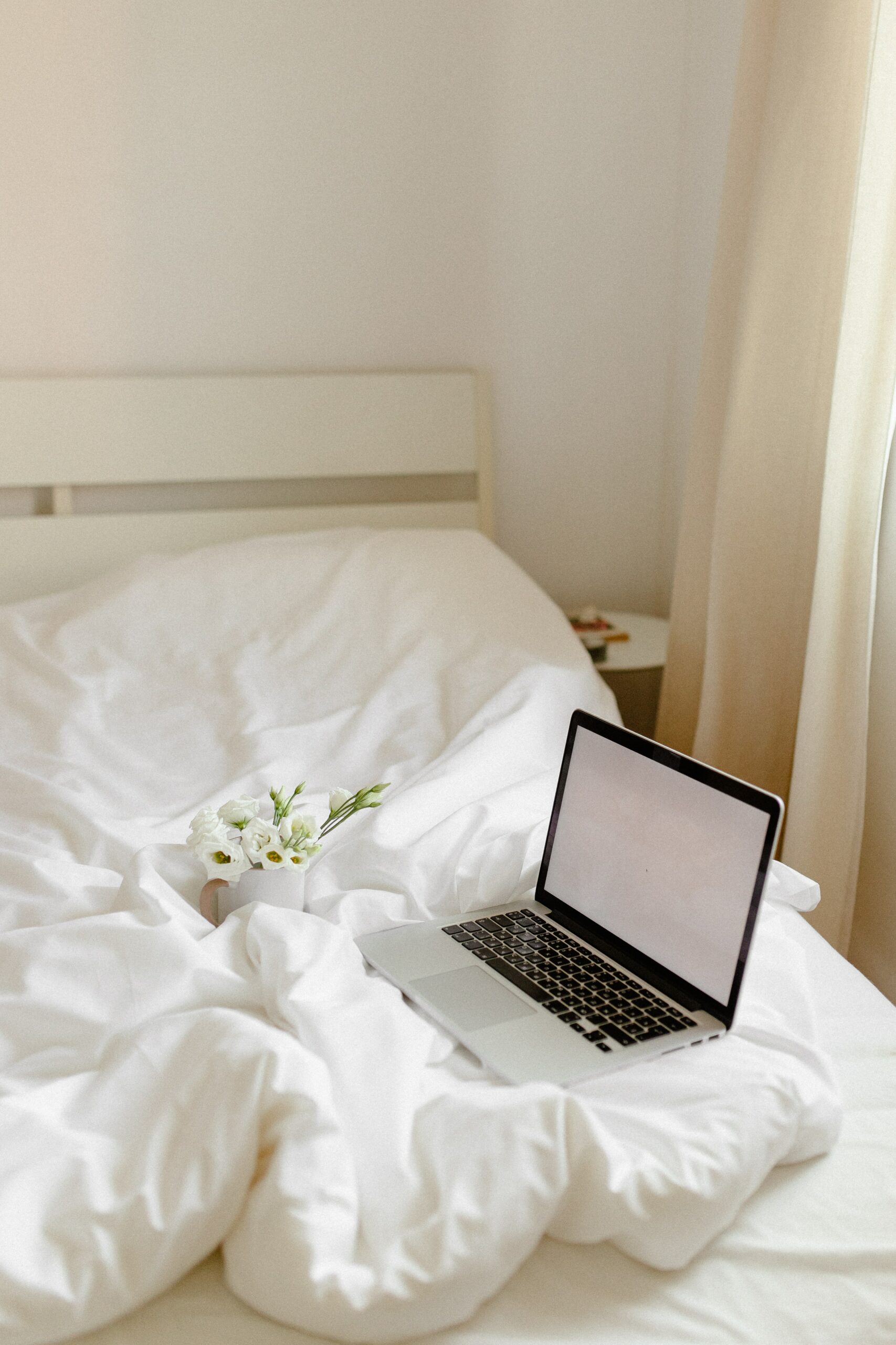 ordinateur lit couverture cocooning