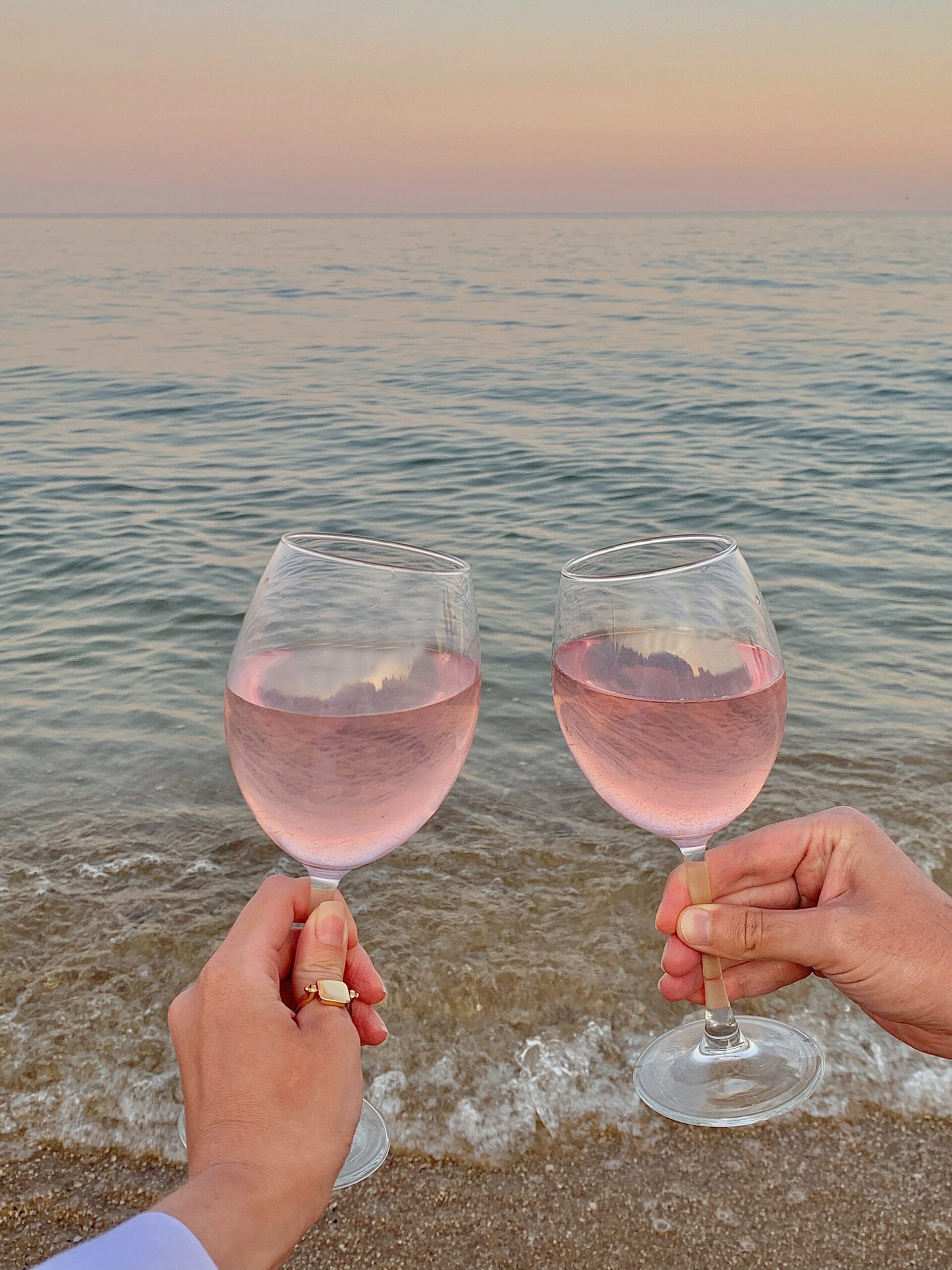 verre rose plage océan